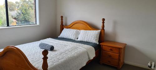 Manor Lakes House | Budget Friendly Short Stay 2B