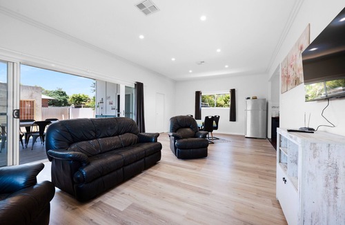 Beachlands House | BUNGALOW ON BURGES Ideal for both workers or families, nice and close to town
