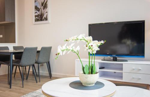 Burwood Apartment | Burwood stunny apt with Parking Train&Shopping