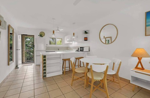 Port Douglas Apartment | Butterfly Escape—Poolside Stay near Beach & Dining