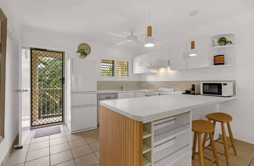 Port Douglas Apartment | Butterfly Escape—Poolside Stay near Beach & Dining