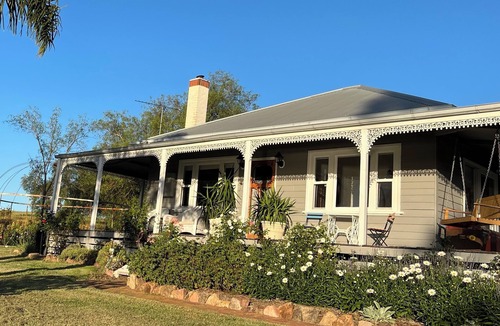 Swan Reach House | Bylands Cottage. Historic home with Tambo River views