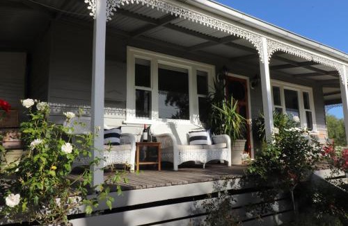 Swan Reach House | Bylands Cottage Historic Home - Tambo river views and pet friendly