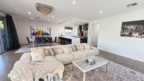 Kilburn House | Calm and Inviting Retreat in South Australia