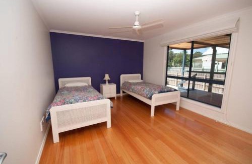 Lakes Entrance House | Cambroe - Spacious Family Retreat