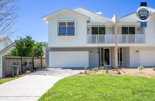 Berry House | Camellia - Pet Friendly - 3 Min Walk to Centre of Berry