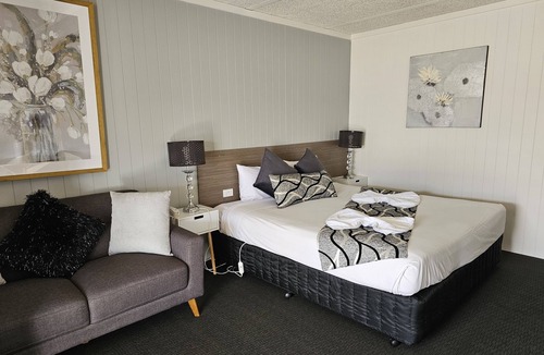 West Wyalong Hotel | Cameo Inn Motel