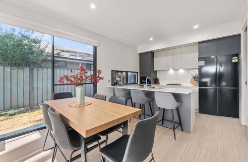 Campbelltown House | Campbelltown modern home Family Stay