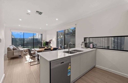 Campbelltown House | Campbelltown modern home Family Stay