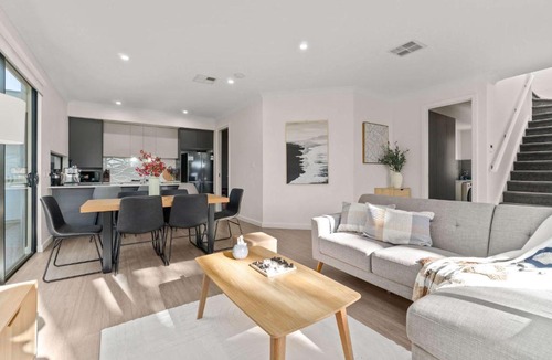 Campbelltown House | Campbelltown modern home Family Stay