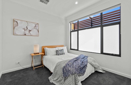Campbelltown House | Campbelltown modern home Family Stay