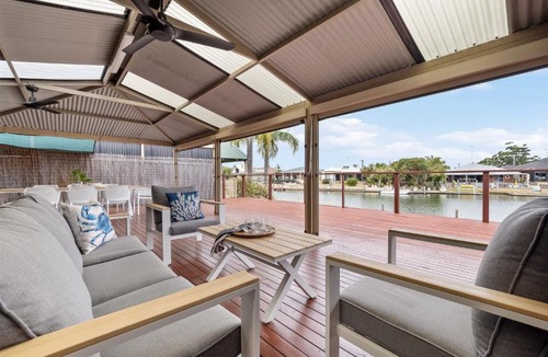 South Yunderup House | Canal escape with private jetty and huge deck