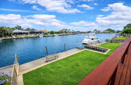 South Yunderup House | Canal escape with private jetty and huge deck