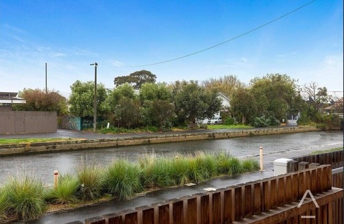 Elwood Apartment | Canal Place - 5 minute walk to Elwood Beach and Cafes
