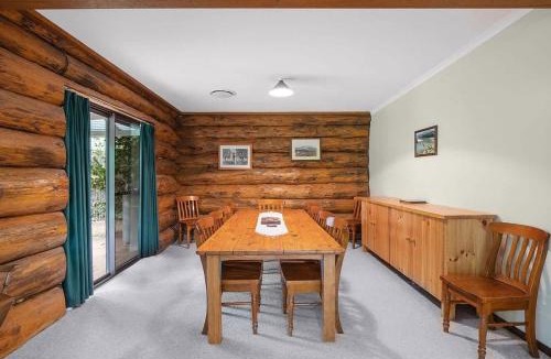 Canobolas House | Canobolas Mountain Four-Bedroom Log Cabin