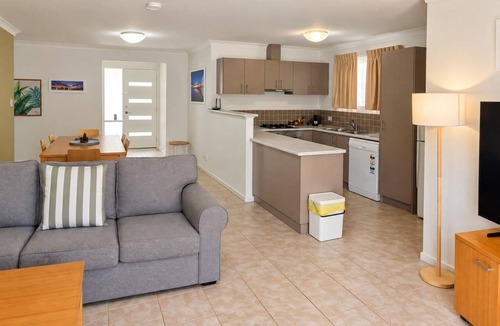 Broadwater House | Cape View TwentyTwo – a modern 2-bedroom, 2-bathroom villa