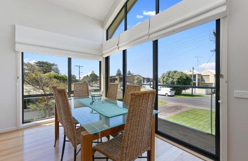 Apollo Bay House | Cape Vista 1 - BYO Linen