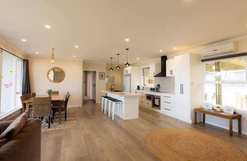 Kingscote House | Captains on the Seafront -Large 4br 2bth-Rare Find