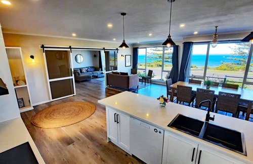 Kingscote House | Captains on the Seafront -Large 4br 2bth-Rare Find