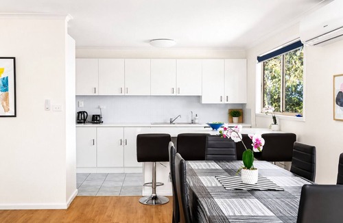 Loch Sport House | Carlenes Getaway | Lake Views, Beach & Games Hub