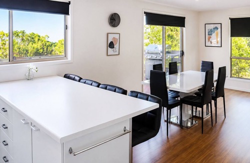 Loch Sport House | Carlenes Getaway | Lake Views, Beach & Games Hub
