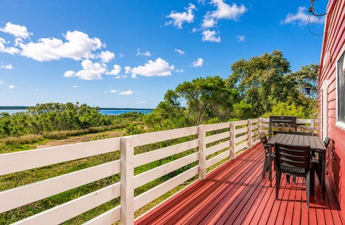 Loch Sport House | Carlenes Getaway | Lake Views, Beach & Games Hub