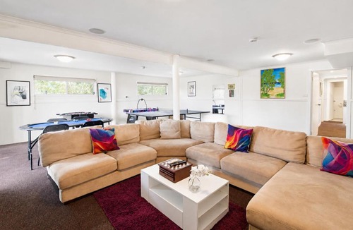 Loch Sport House | Carlenes Getaway Lake Views, Beach & Games Hub