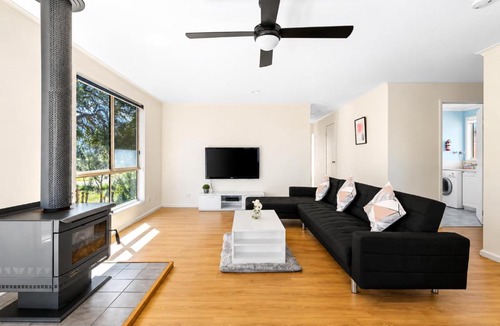 Loch Sport House | Carlenes Getaway Lake Views, Beach & Games Hub
