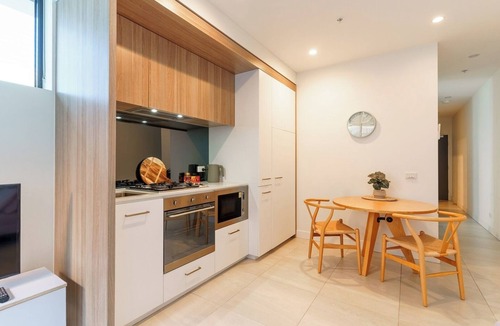 Carlton South Apartment | Carlton Gardens Urban Hideaway Escape