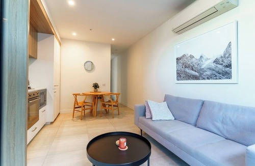 Carlton South Apartment | Carlton Gardens Urban Hideaway Escape