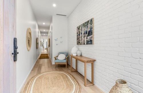 Barwon Heads House | Carr Street Pool House Barwon Heads, Sleeps 10, Elevator, Heated Pool, 5 bedroom, 3 bathroom