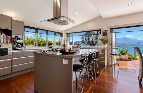 Tranmere House | "Casa Con Vista" Luxury Waterfront Home-Sleeps 10.