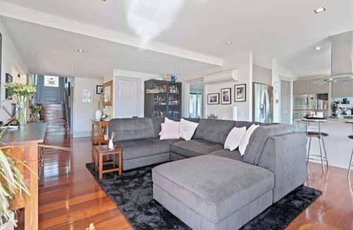 Tranmere House | "Casa Con Vista" Luxury Waterfront Home-Sleeps 10.