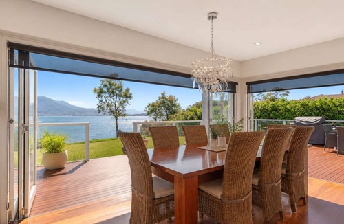 Tranmere House | "Casa Con Vista" Luxury Waterfront Home-Sleeps 10.