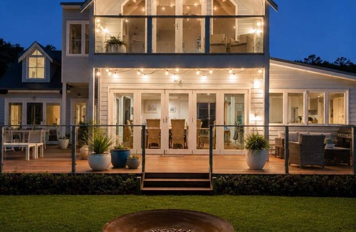Tranmere House | "Casa Con Vista" Luxury Waterfront Home-Sleeps 10.