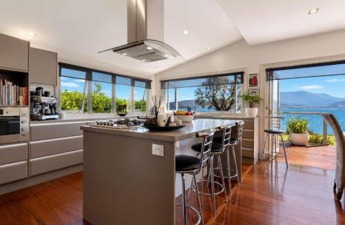 Tranmere House | Casa Con Vista Luxury Waterfront Home, Sleeps 10