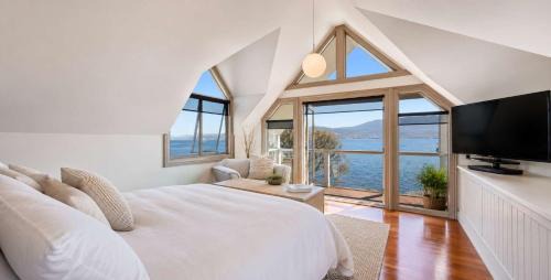 Tranmere House | Casa Con Vista Luxury Waterfront Home, Sleeps 10