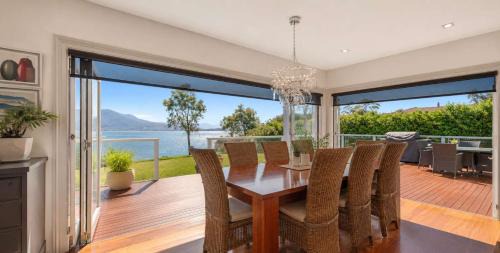 Tranmere House | Casa Con Vista Luxury Waterfront Home, Sleeps 10