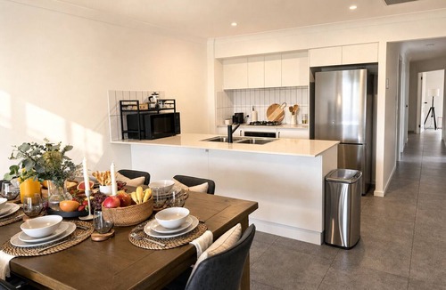 Dubbo House | Casa Oliva | Spacious Retreat Near Toranga Zoo