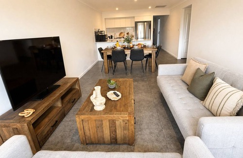 Dubbo House | Casa Oliva | Spacious Retreat Near Toranga Zoo