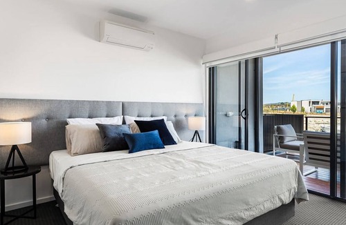 Safety Beach House | Castaway Villa | Luxe on the Marina Walk to Beach