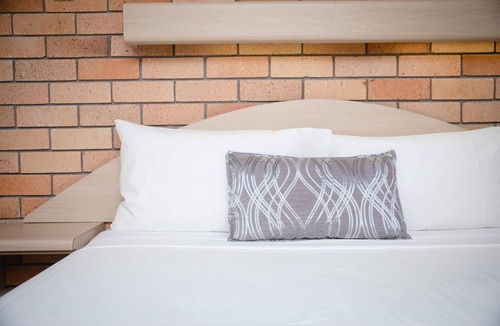 Bowen Hotel | Castle Motor Lodge