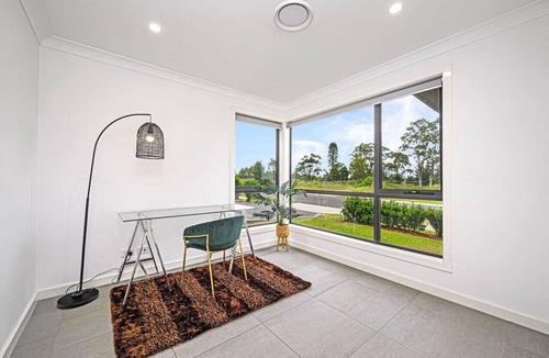 Catherine Field House | Catherine Field Spacious Modern 4Br home
