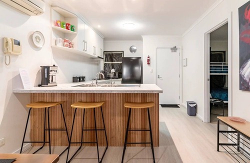 Adelaide Central Business District Apartment | CBD 2bedrms 2 onsuite bathrms, free parking and WiFi, sleeps 8