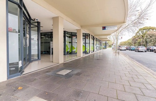Adelaide Central Business District Apartment | CBD 2bedrms 2 onsuite bathrms, free parking and WiFi, sleeps 8