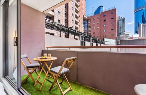 Chinatown Apartment | CBD 3BR - Sleeps 6 on Exhibition