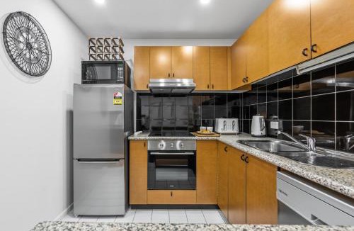 Chinatown Apartment | CBD 3BR - Sleeps 6 on Exhibition