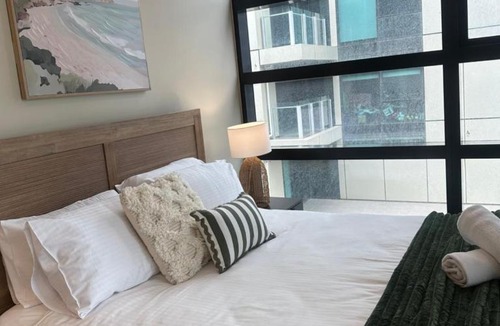 Melbourne Central Business District Apartment | CBD 3Brm Apt with Pool, Gym and CBD Skyline Views