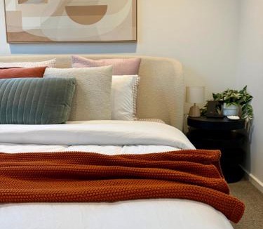 Melbourne Central Business District Apartment | CBD Apartment, Sleeps 4 with Free Car Park