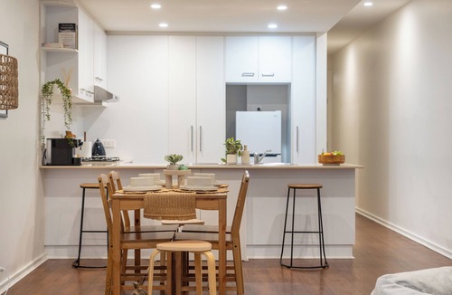 Adelaide Central Business District House | CBD Villa King Suite Garage BBQ Pets Walk Everywhere